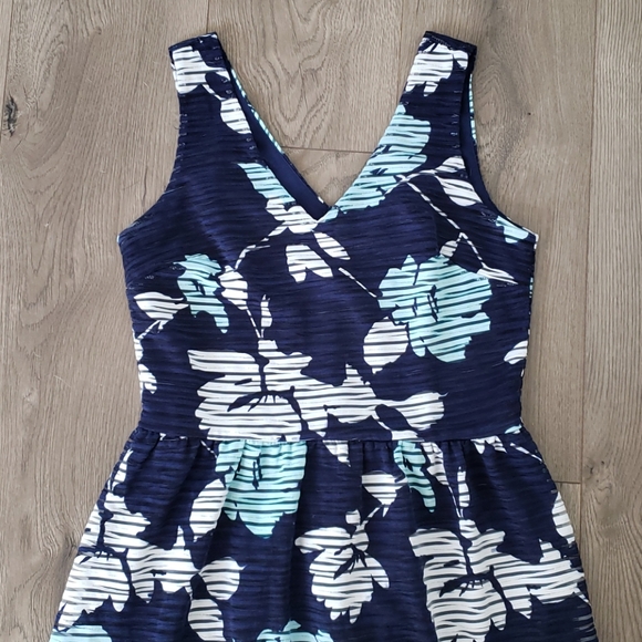 Rickis floral v-neck dress - Picture 2 of 3